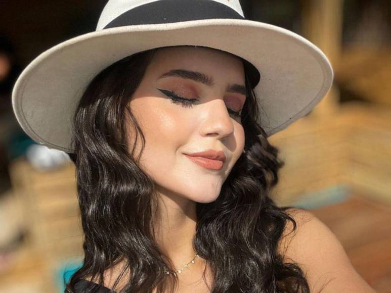 Miss Honduras, Zuheilyn Clemente, deslumbra con su belleza en su viaje a Roatán