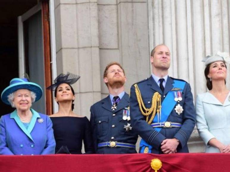 ¿Cuáles eran las funciones de la reina Isabel II en el trono británico?