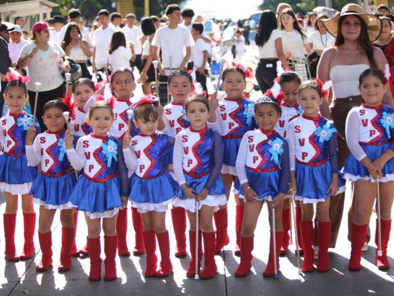 Encantadoras y coloridas: así lucieron las pequeñas palillonas de prebásica en la capital