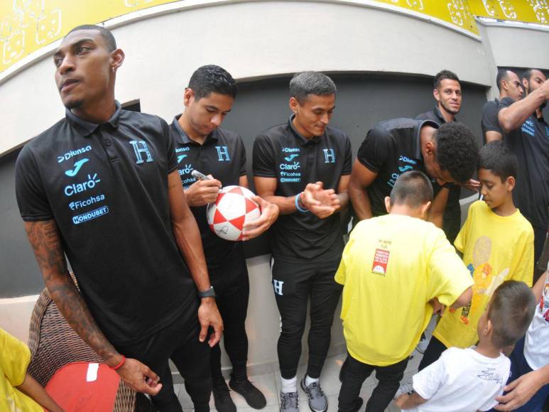 Selección de Honduras regala felicidad en el Día del Niño en la Fundación contra el cáncer en Tegucigalpa