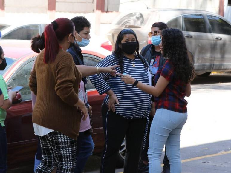 Desgarradoras fotos: familiares retiran cuerpos de jóvenes muertas en accidente en el anillo periférico