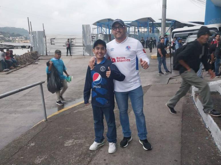 Aficionados le ponen ambiente al clásico Motagua - Olimpia en el Estadio Nacional