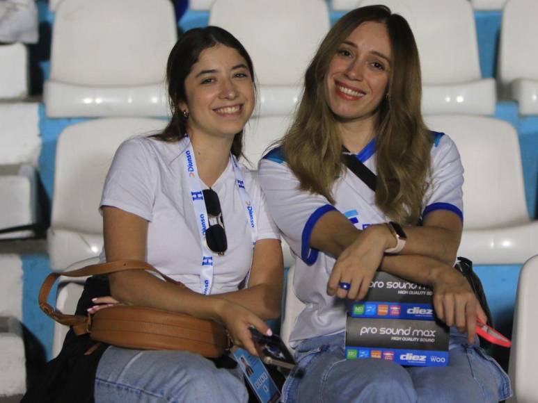 ¡Derroche de bellezas! Las catrachas que engalanan el partido Honduras vs. Granada