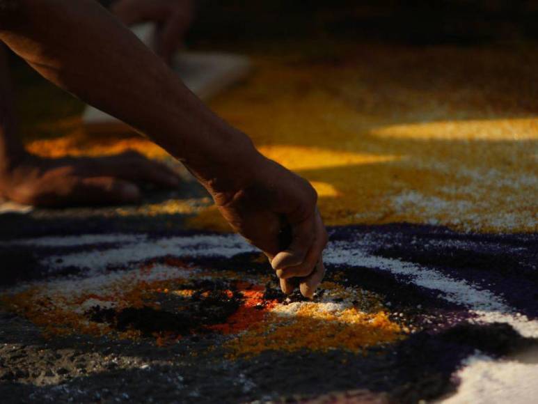 ¡Fervor y arte en Semana Santa! Inicia elaboración de alfombras en la avenida Cervantes