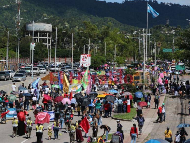 Devoción y fe: Capitalinos celebran Día de la Biblia (FOTOS)