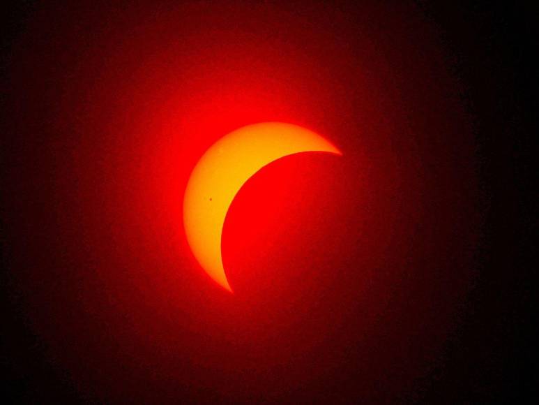 Las mejores imágenes que dejó el eclipse solar de este lunes en Honduras