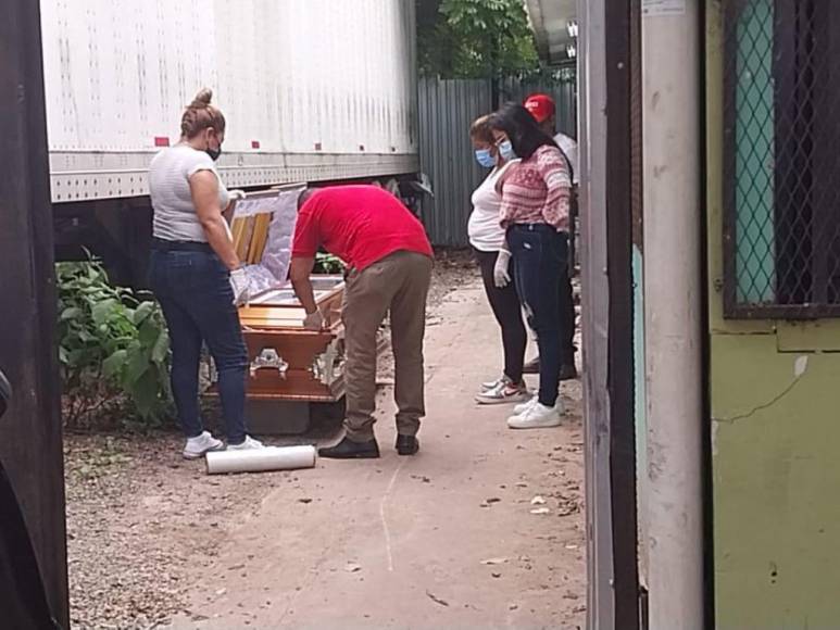 Drama y dolor de familiares en entrega de cuerpos de víctimas carbonizadas tras matanza de PNFAS