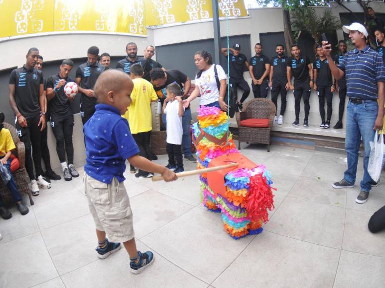 Selección de Honduras regala felicidad en el Día del Niño en la Fundación contra el cáncer en Tegucigalpa