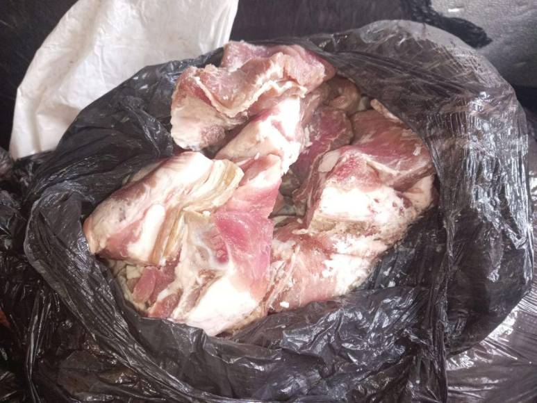 Moscas y carne en mal estado: así estaba la chicharronera cerrada en El Chimbo por el Arsa