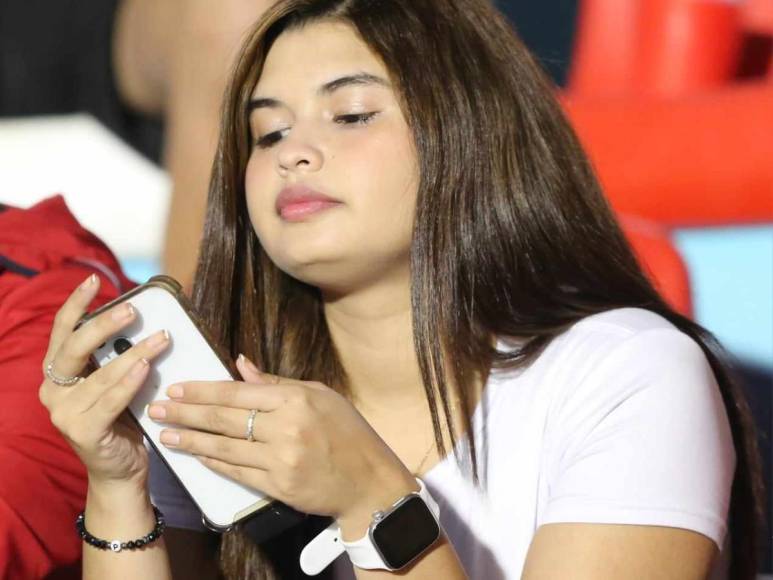 ¡Hermosas! Las bellas damas que engalanan la previa del Honduras vs Trinidad y Tobago