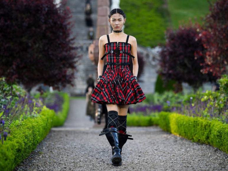 Desfile Dior Cruise 2025: Un derroche de elegancia en Escocia