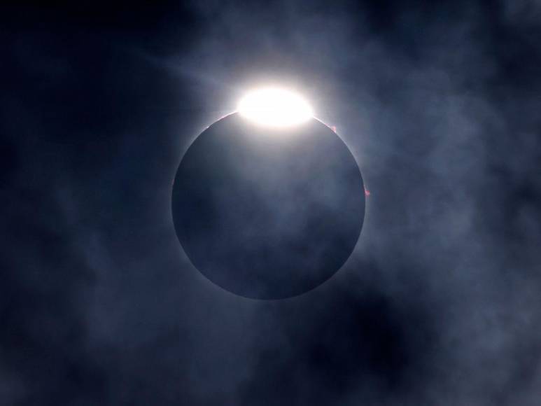 Las mejores imágenes que dejó el eclipse solar de este lunes en Honduras