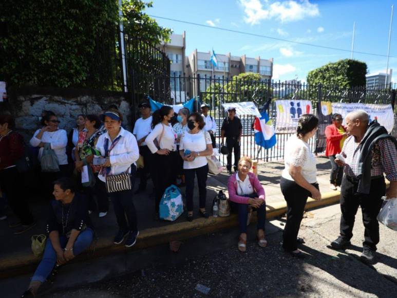 Maestros jubilados exigen, ante la CSJ, el pago de 60 rentas en vida