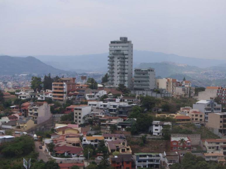 En menos de 24 horas, Tegucigalpa desapareció nuevamente bajo la densa bruma