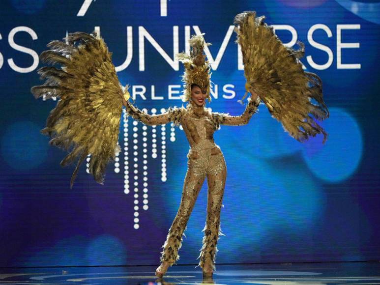 Patriotismo y elegancia en el desfile del traje típico de las candidatas al Miss Universo 2022