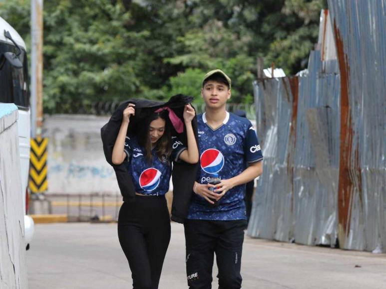 Aficionados le ponen ambiente al clásico Motagua - Olimpia en el Estadio Nacional