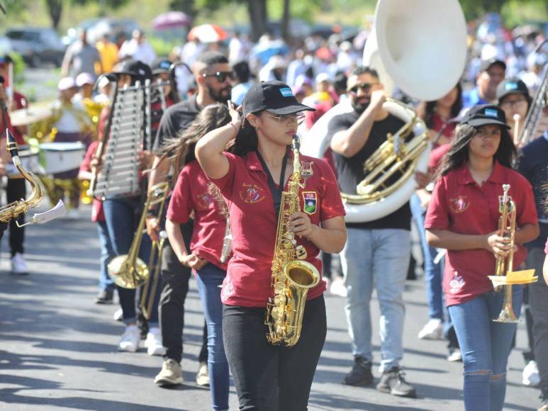 Bandas, pelotones y cadetes también brillaron en desfiles patrios de educación básica