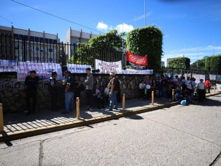 Maestros jubilados exigen, ante la CSJ, el pago de 60 rentas en vida