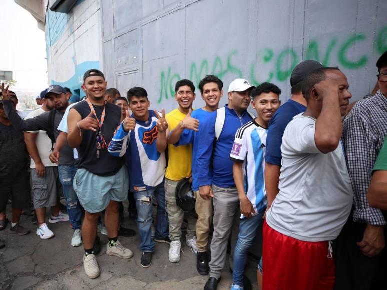 Empujones, gritos y desorden: caos genera compra de boletos para final Olimpia contra Olancho FC en el Estadio Nacional