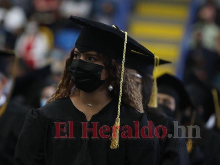 Alegría y conmovedoras dedicatorias durante entrega de títulos a nuevos profesionales en la UNAH