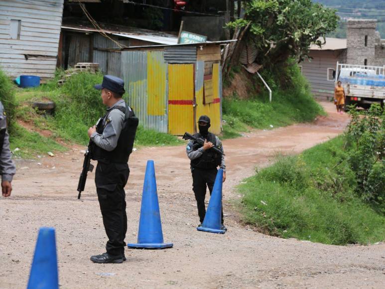 Las imágenes de la tardía intervención en la colonia Mirador de Oriente tras crimen de jóvenes