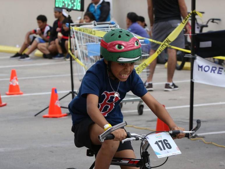 ¡Velocidad y competencia! Los aguerridos ciclistas de 9-10 años