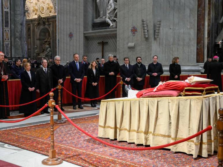 Sin cruz pastoral y con zapatos negros: Los símbolos que indican que Benedicto XVI no gobernaba