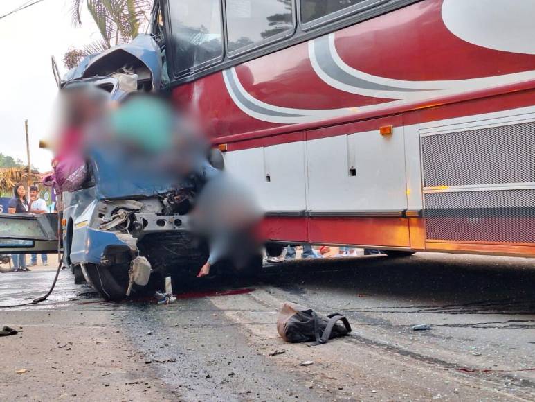 Al menos 16 muertos deja choque entre buses en San Juan de Opoa, Copán