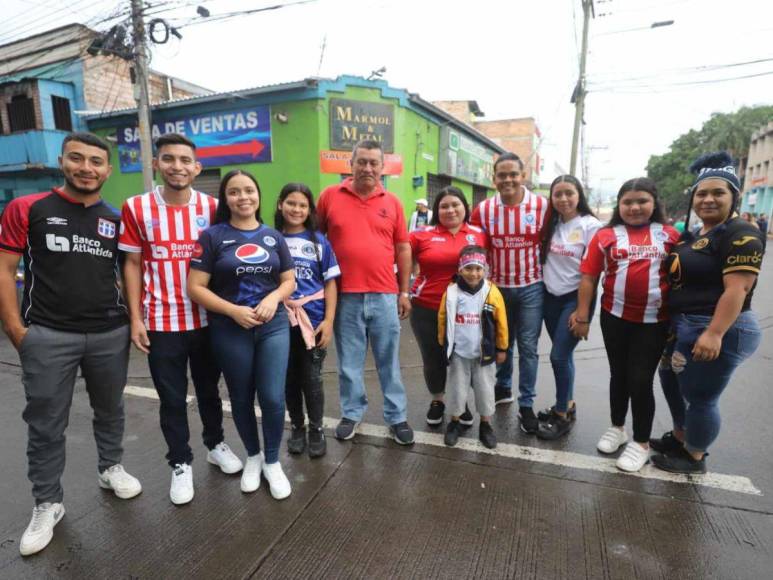 Aficionados le ponen ambiente al clásico Motagua - Olimpia en el Estadio Nacional