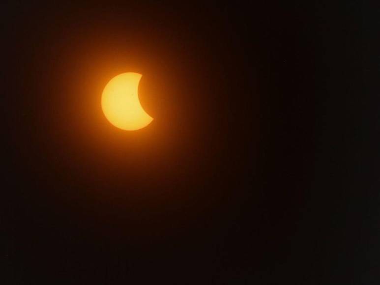 Las mejores imágenes que dejó el eclipse solar de este lunes en Honduras