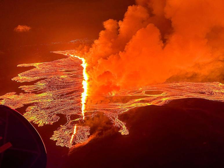 Imágenes de la erupción volcánica en Islandia; miles de personas fueron evacuadas