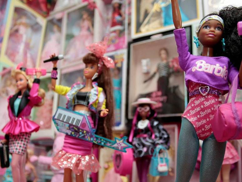 Del quirófano al mundo de Barbie: La sorprendente colección de más de 200 muñecas de cirujano mexicano