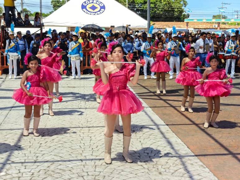 Hermosas palillonas engalanan los desfiles patrios en Choluteca