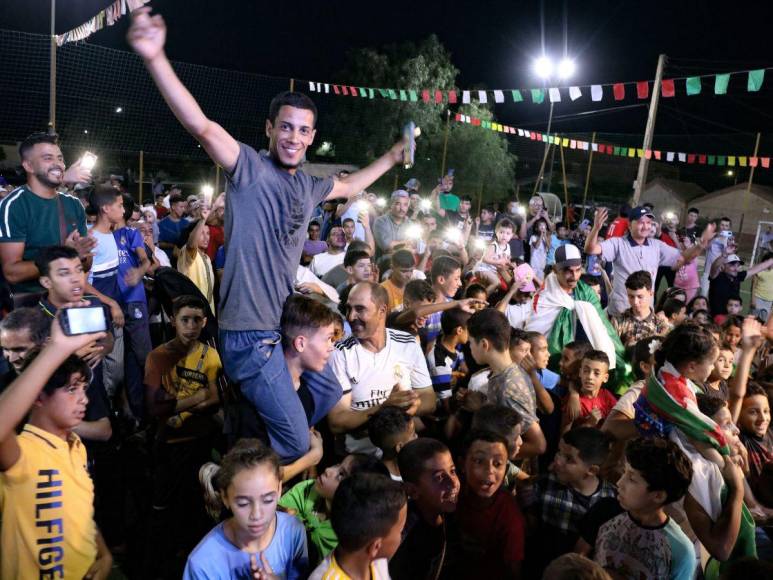 Argelia celebra con alegría la medalla de oro de la boxeadora Imane Khelif