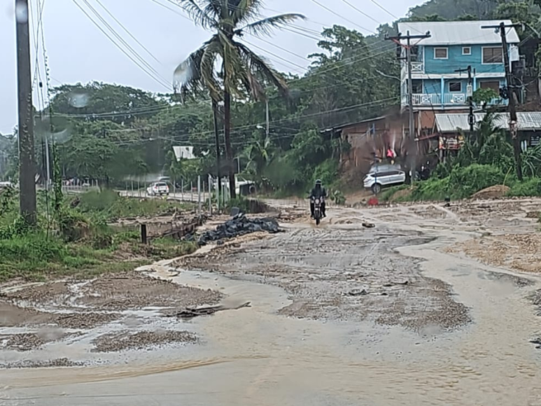 Derrumbes y mar revuelto, efectos del frente frío en Roatán