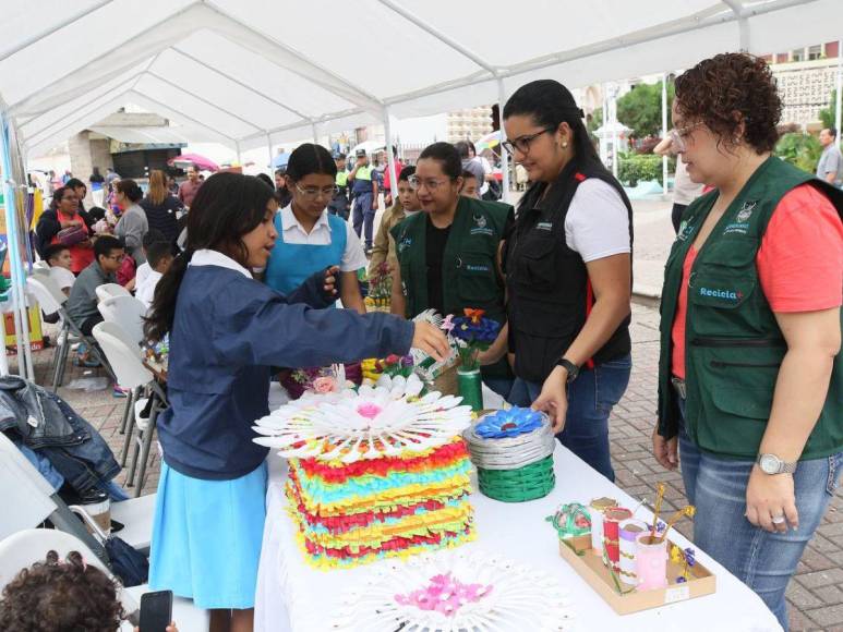 Creatividad y conciencia ambiental: así se desarrolla la Feria de Reciclaje de Escuelas Amigables con el Ambiente