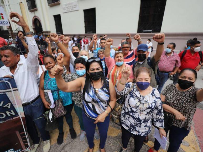 Empleados de Salud y Educación llegan al Congreso Nacional para exigir aprobación de Presupuesto General 2023