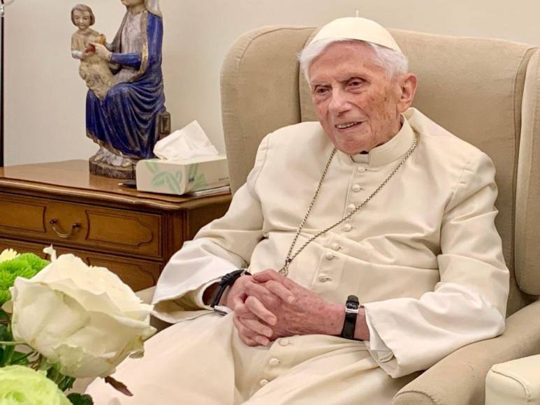 Amante de los gatos, escándalos y renuncia: la vida del papa emérito Benedicto XVI