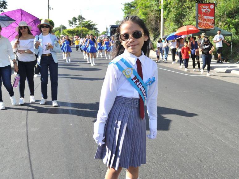 Bandas, pelotones y cadetes también brillaron en desfiles patrios de educación básica