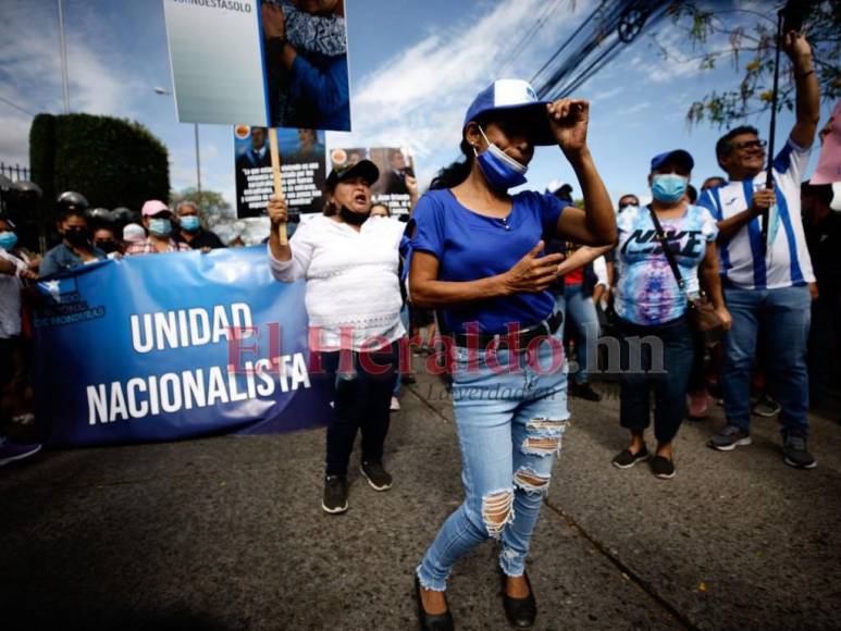 Baile, oraciones y consignas: nacionalistas apoyan a JOH afuera de la CSJ (FOTOS)