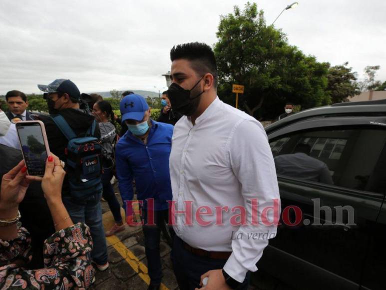 Tranquilo y abrazando a su madre, así llegó Kevin Solórzano al Tribunal de Sentencias