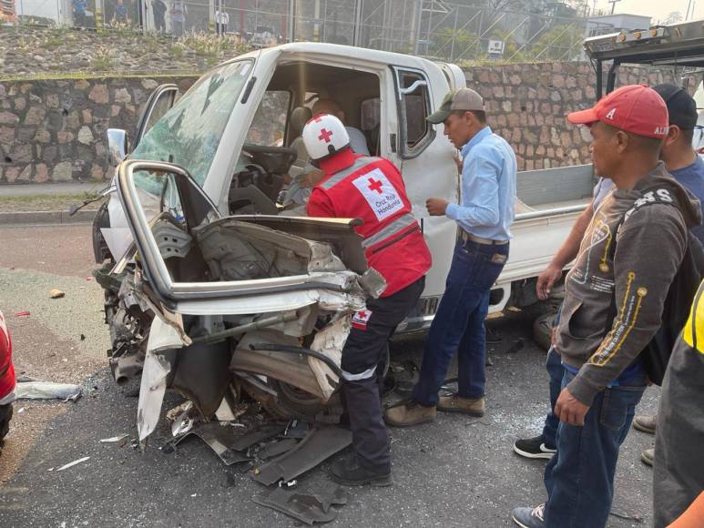 Angustioso rescate y aparatoso impacto: las imágenes que dejó una triple colisión en el anillo periférico