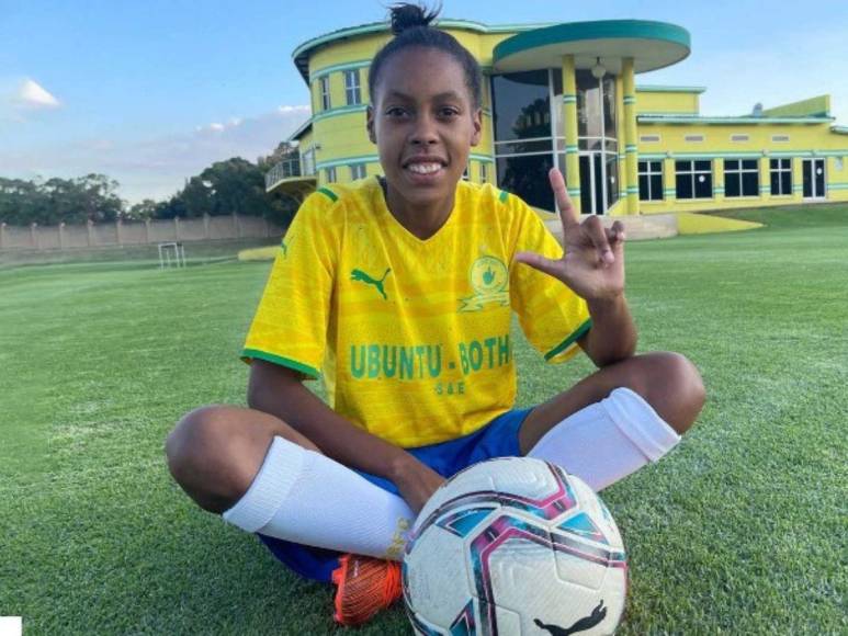 ¿Hija perdida? Así es Miche Minnies, la futbolista sudafricana que sorprende por su increíble parecido con Ronaldinho