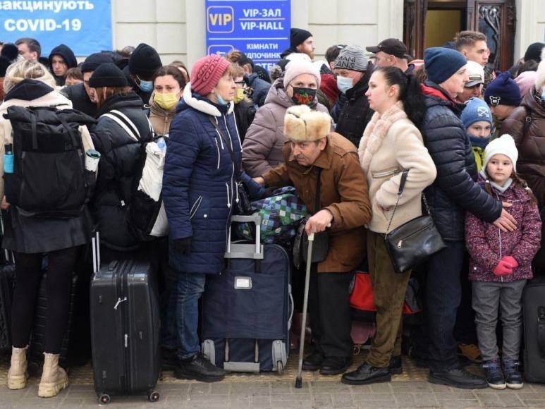 Ucranianos cansados y emocionados llegan en tren a Berlín tras escapar de la guerra