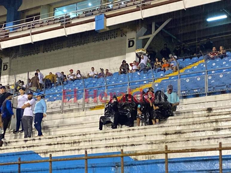 Alphonso Davies y las carnitas asadas enloquecen a la afición: así se vive el Honduras-Canadá