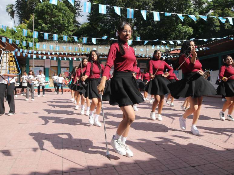 Con acrobacias y coreografía, banda del San Juan Bosco prepara espectáculo en desfiles