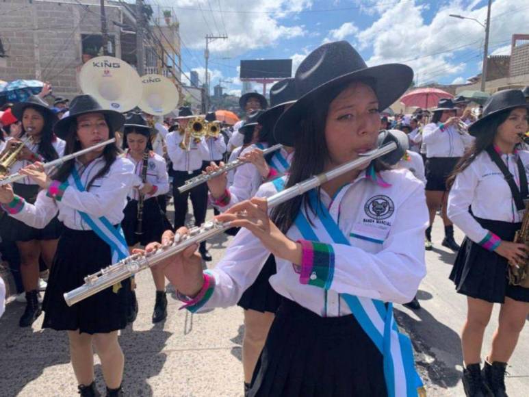 Con fervor y patriotismo, bandas marciales deslumbran este 15 de septiembre