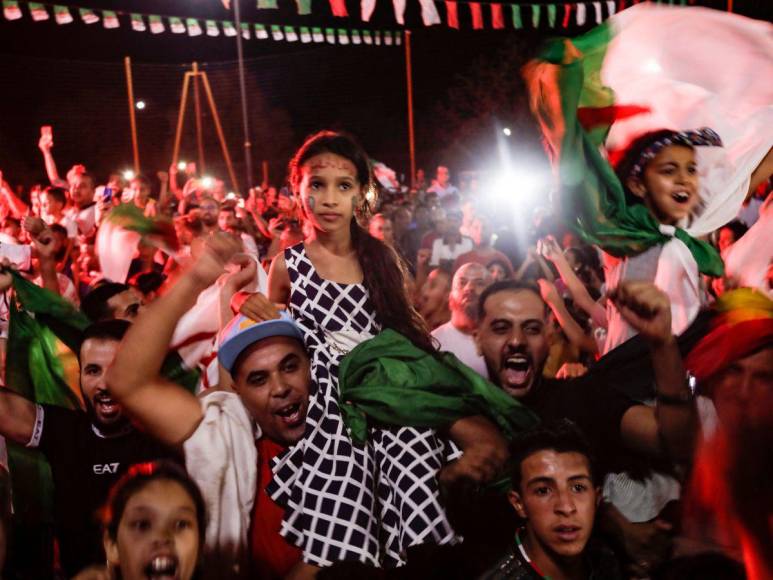 Argelia celebra con alegría la medalla de oro de la boxeadora Imane Khelif