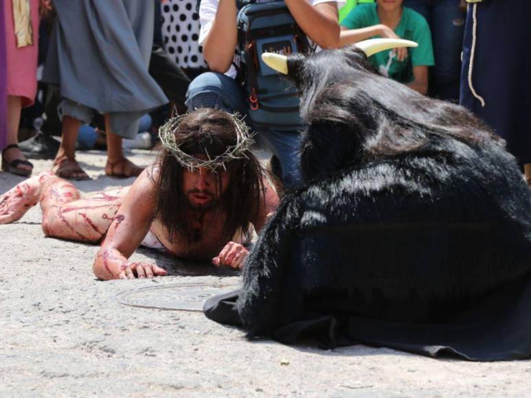 Las 25 imágenes más espectaculares de los Vía Crucis en Tegucigalpa