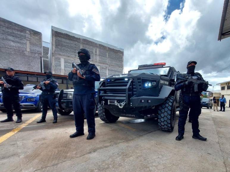 Así fueron trasladados a Juzgados los dos detenidos por caso de camiones de Bomberos